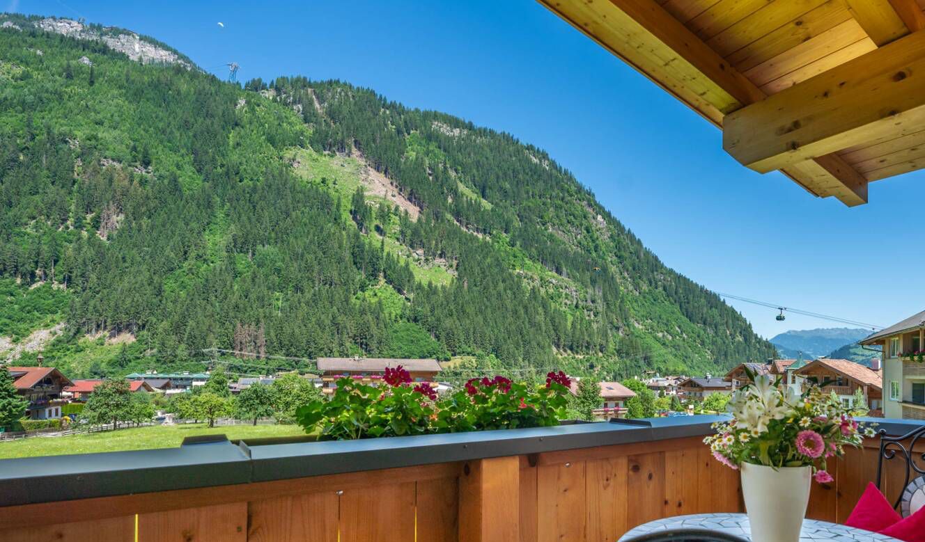 Apartments Dengg Mayrhofen Balkon mit Blick auf die Berge