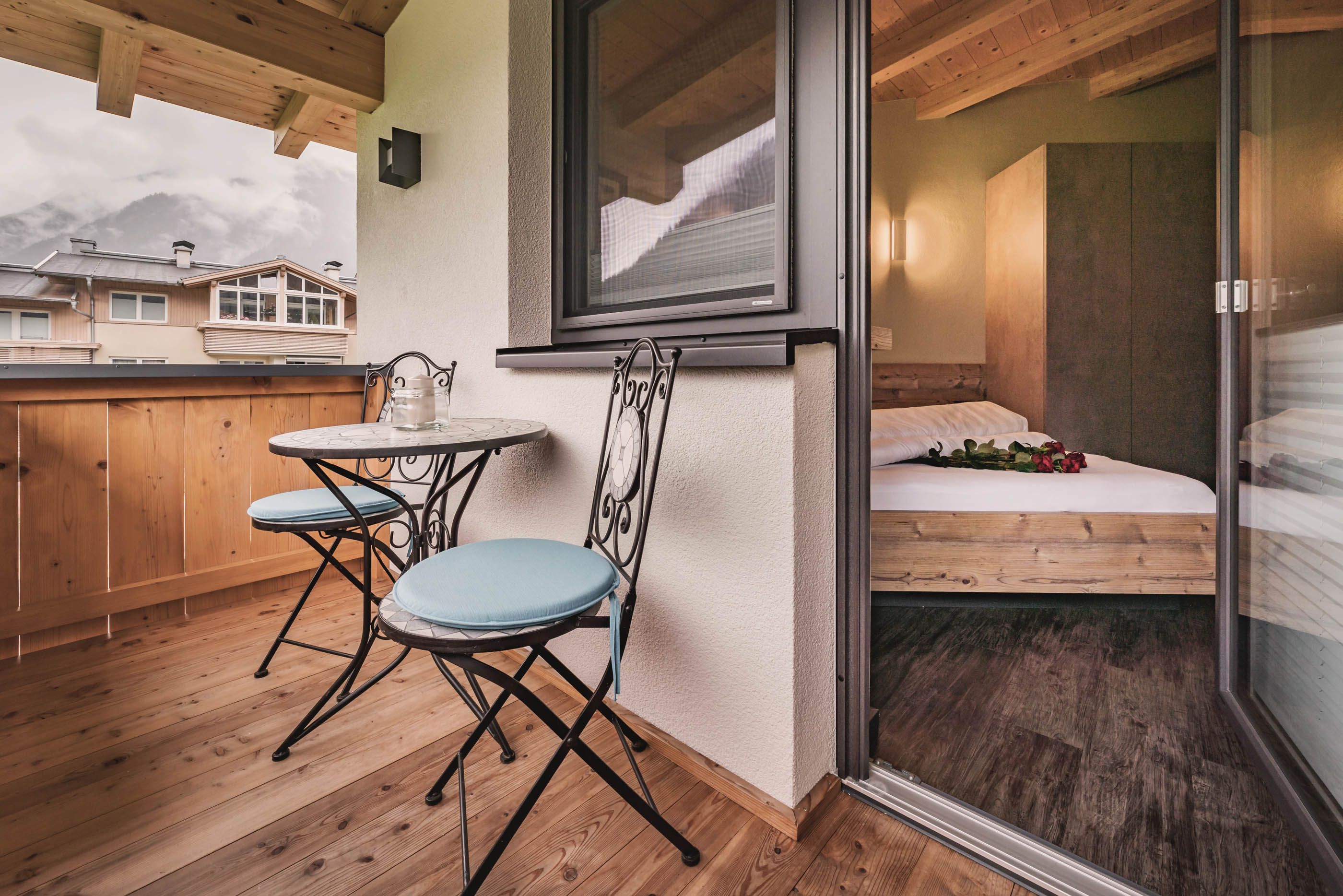 Gemütlicher Balkon mit Tisch, Stühlen und direktem Zugang zum Schlafzimmer