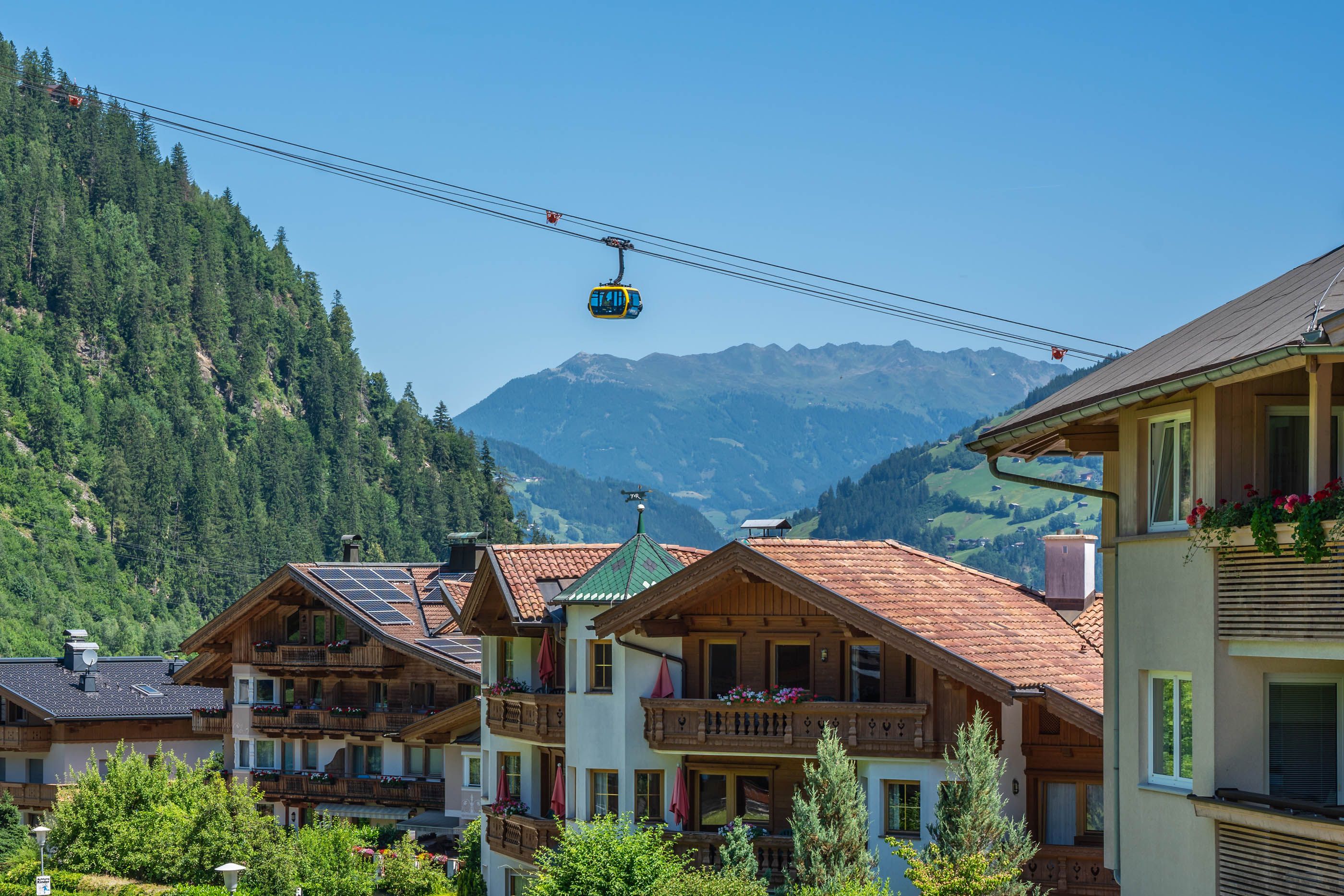 Panoramablick vom Apartment auf Mayrhofen mit Penkenbahn und Zillertaler Bergen