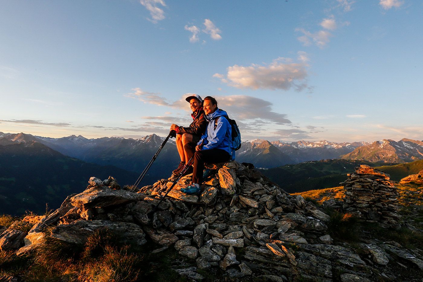 Wanderer auf Bergpfad mit herrlichem Blick auf die Zillertaler Alpen
