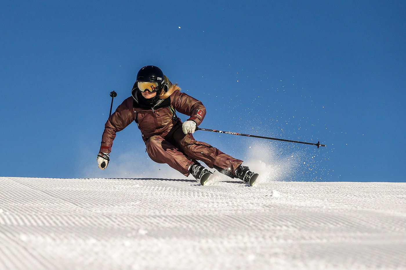 Skifahrer auf Piste mit Blick auf die Zillertaler Bergwelt
